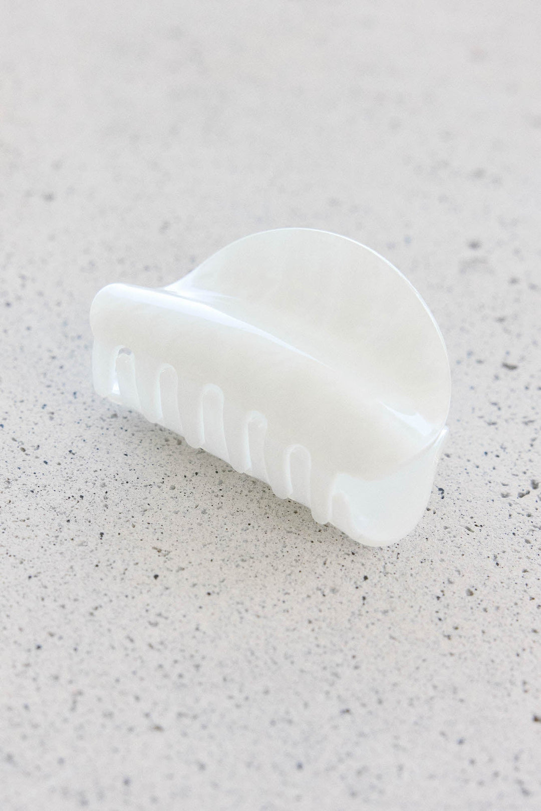 Wave To Earth Hair Claw White