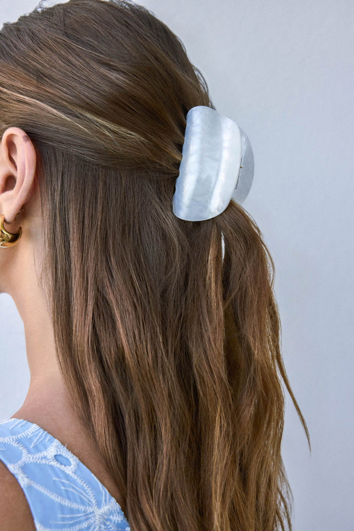 Wave To Earth Hair Claw White